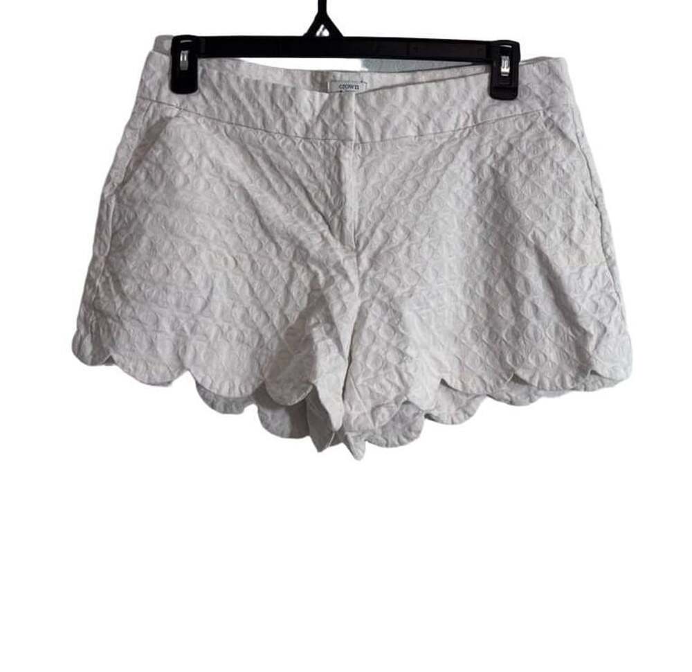 Crown & Ivy White Textured Scalloped Hem Shelby Shorts Size 10